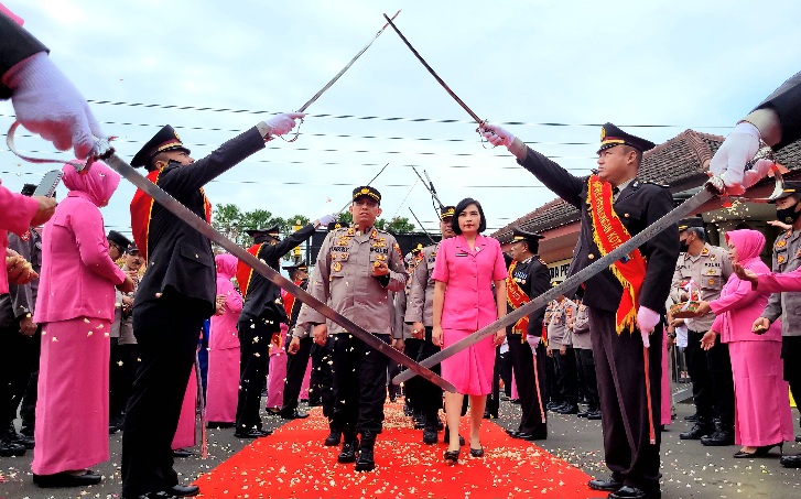 Pedang pora penyambutan akbp recky