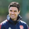 Mikel Arteta mengucapkan selamat ke Manchester City