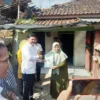 Menteri ATR/BPN bagikan sertifikat.