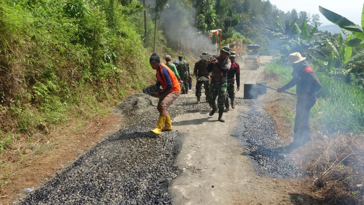 pengaspalan jalan di desa wangkelang