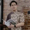 Baju batik kombinasi polos modern untuk pria