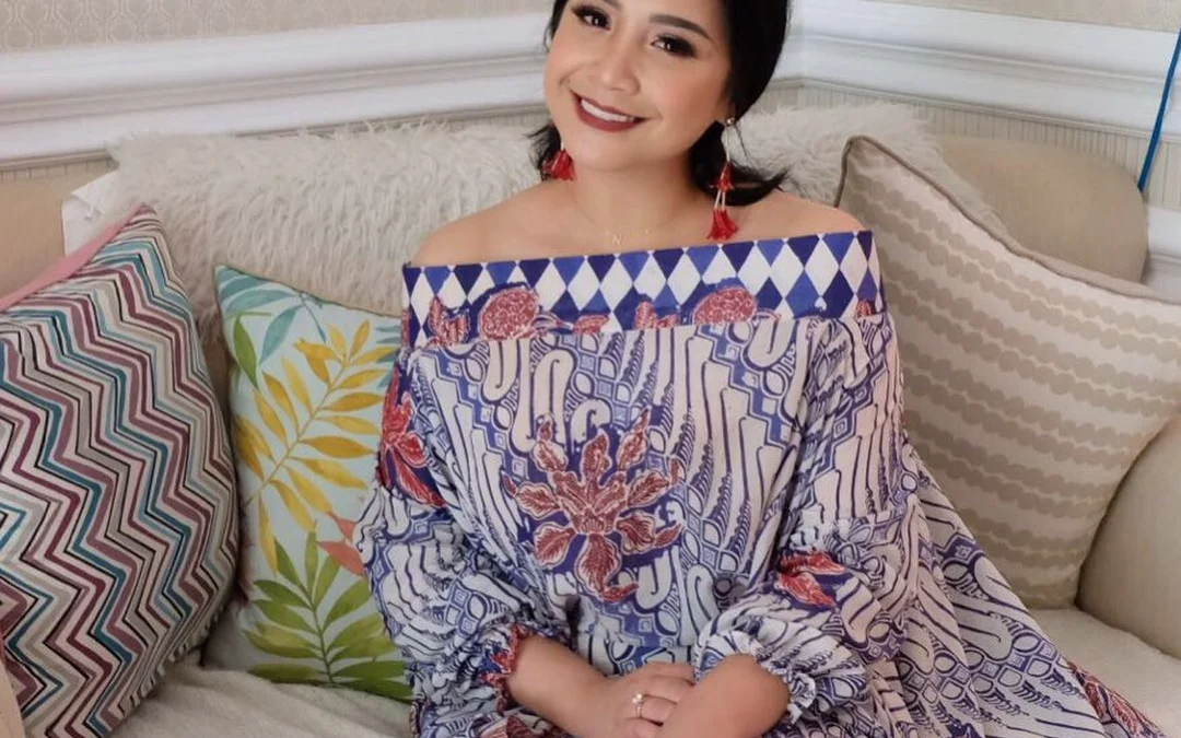 Tampil cantik dengan atasan batik wanita modern