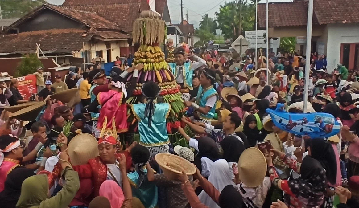 Kirab Gunungan Hasil Bumi Meriahkan Tradisi Legenonan Desa Jagung, Kesesi Tahun 2023