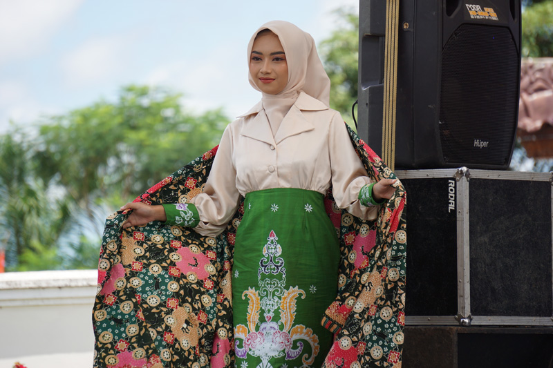 ide baju batik kombinasi untuk wanita