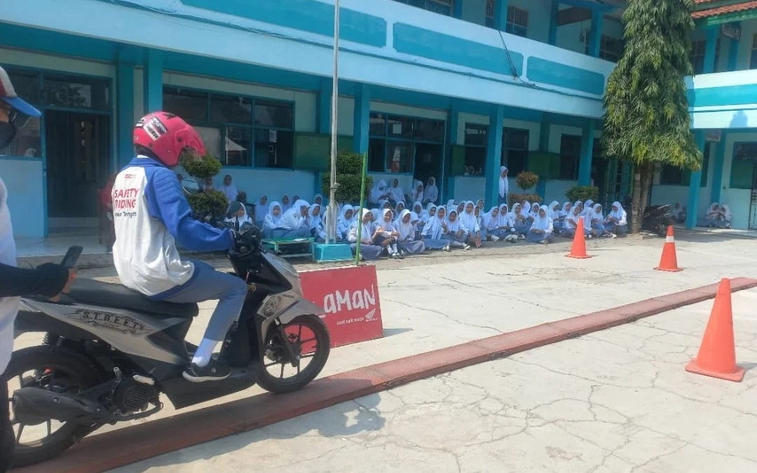 Pelajar SMK NU 04 Patebon Kendal