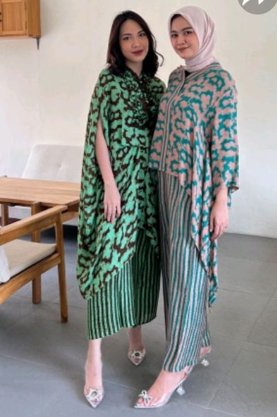 Memakai batik Mega Mendung