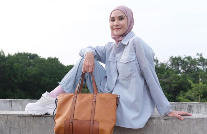 Cara styling kemeja yang kebesaran