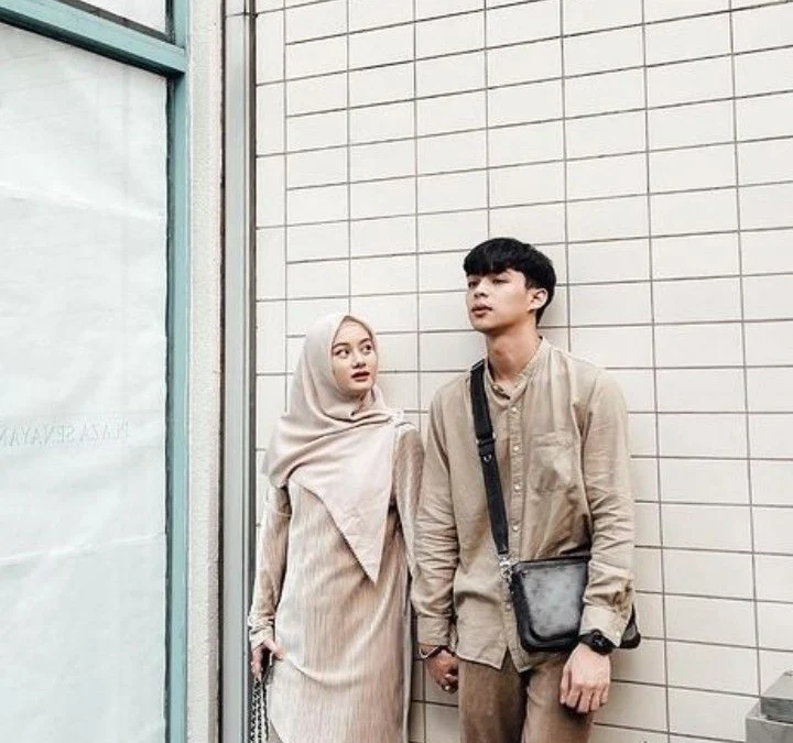 tampil kompak dan serasi dengan hijab couple bersama pasangan