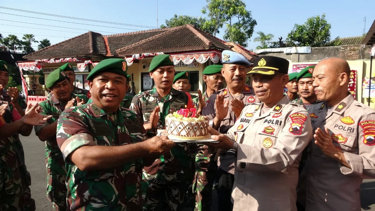 Kodim Pekalongan berikan kue tart ke polres pekalongan kota