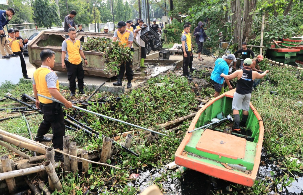 Polres pekalongan kota bersih bersih pantai dan sungai loji