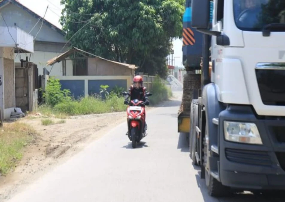 Tips Aman Menyalip Truk atau Bus