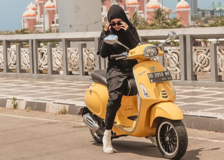 Tips aman naik motor untuk wanita berhijab