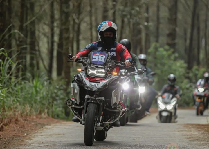 perlengkapan touring motor