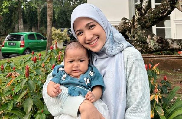 Artis cantik mantap berhijab di usia muda