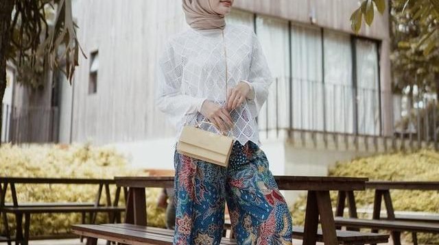 Model Celana Batik Wanita