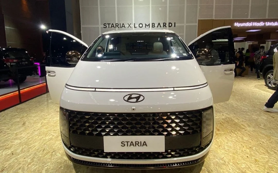 Mobil hyundai staria lombardi