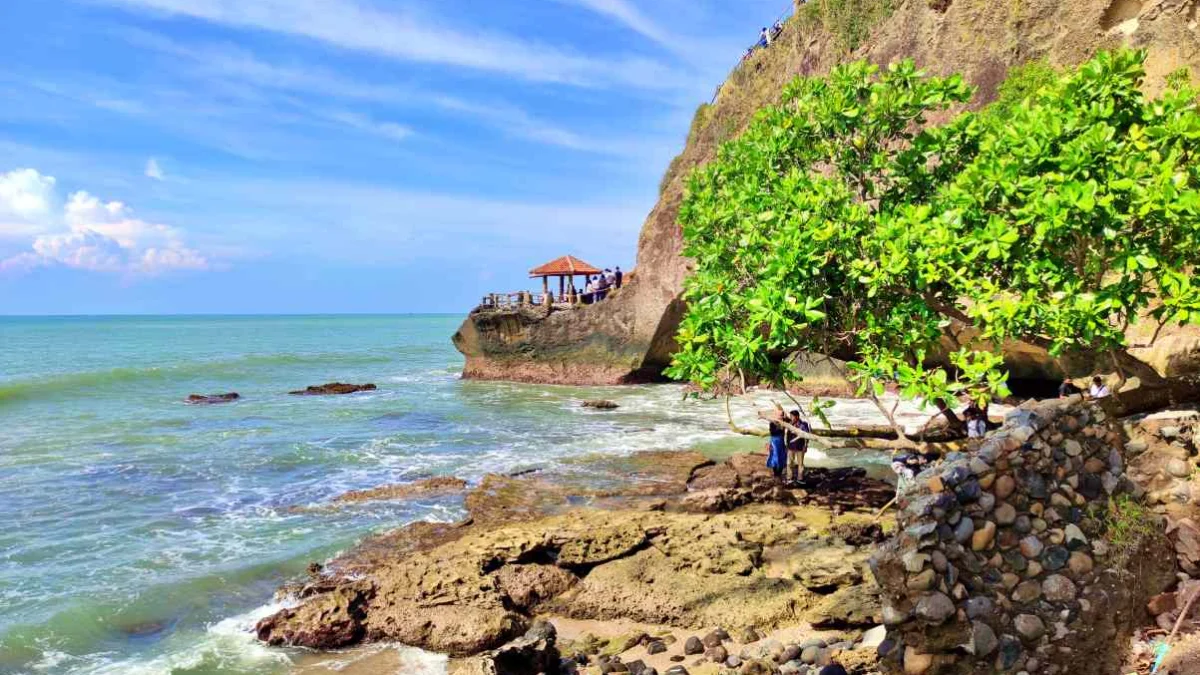 wisata pantai di Pacitan