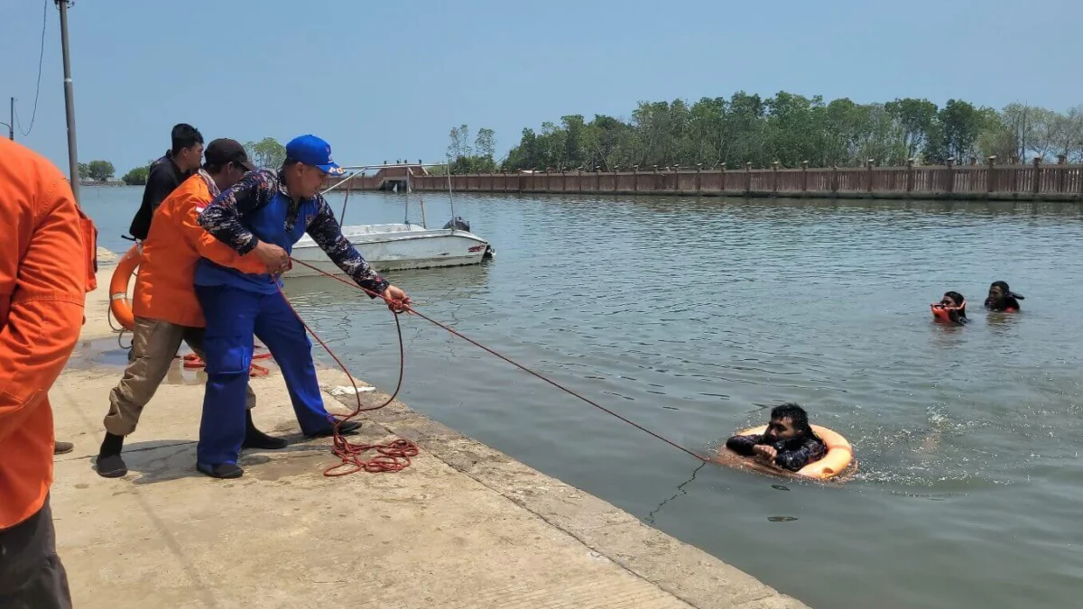 Relawan sar di kota pekalongan berlatih basic water rescue