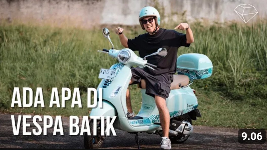 Mengendarai Vespa Batik Indonesia