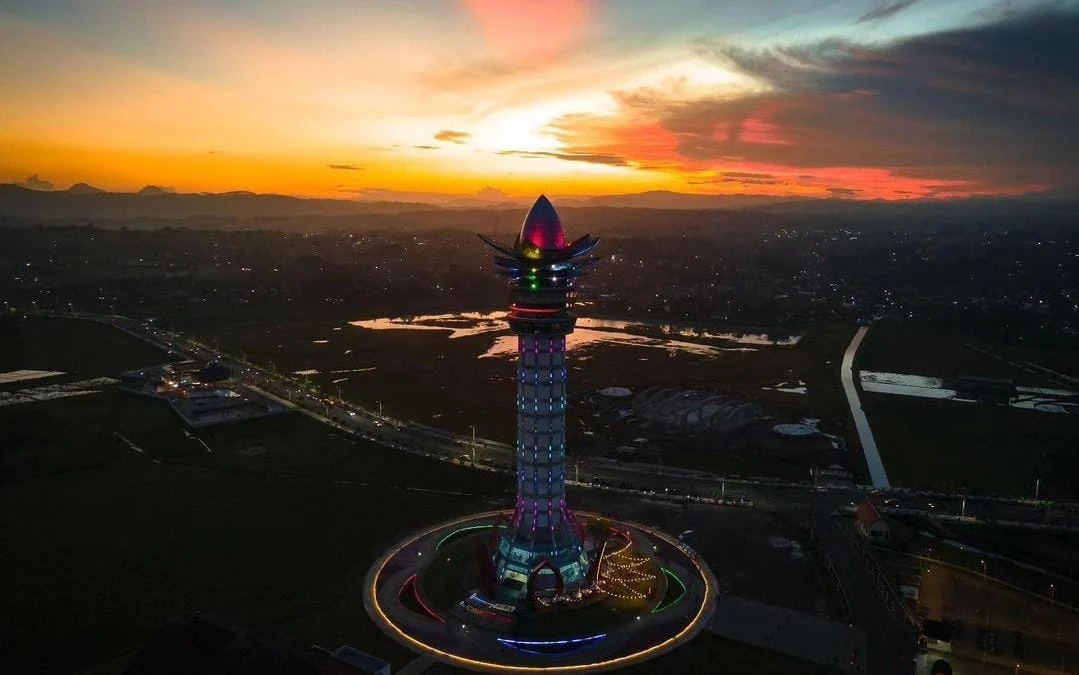 Kemegahan Menara Pandang Teratai Purwokerto