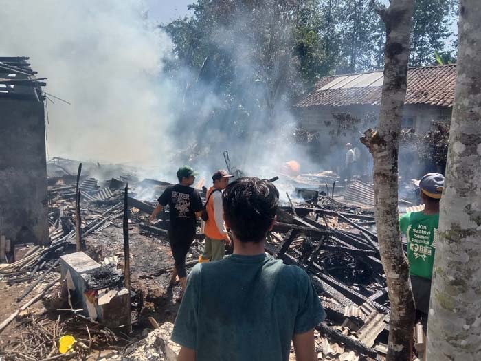 Satu Rumah dan Motor Hangus Terbakar