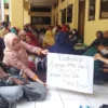 Jadi Guru Selama 17 Tahun Gaji Hanya Rp 400 Ribu