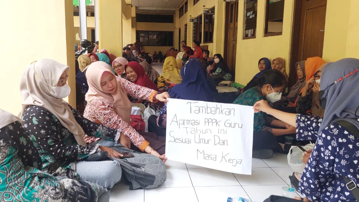 Jadi Guru Selama 17 Tahun Gaji Hanya Rp 400 Ribu