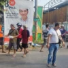 Sejumlah warga mendapat makanan dari kegiatan Jumat Berkah yang digelar oleh Rizal Bawazier.