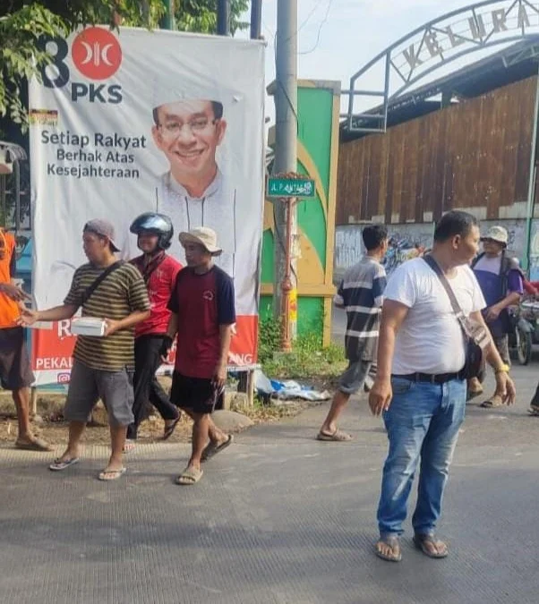 Sejumlah warga mendapat makanan dari kegiatan Jumat Berkah yang digelar oleh Rizal Bawazier.