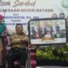 Kajari Batang yang lama, Mukhrom mendapat kenang-kenangan yang diserahkan oleh Pj Sekda Batang pada acara malam pisah sambut yang digelar di pendopo kantor Bupati Batang.