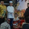 Rizal Bawazier menyerahkan wayang kulit karakter Kresno pada dalang Ki Khaerun Sudarno.