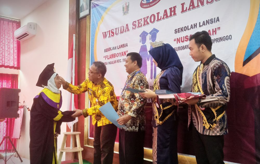 wisuda Sekolah Lansia