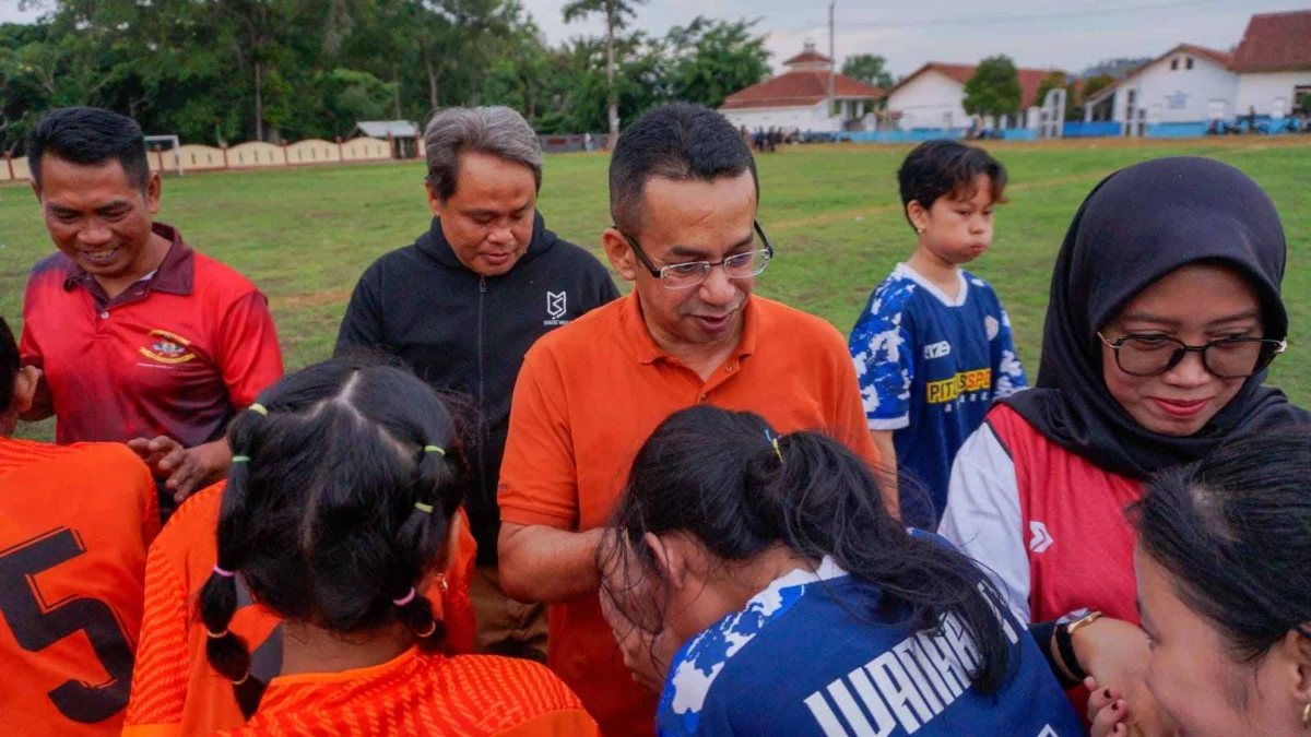 Rizal Bawazier bersama Kades Wanarata mengalami para pemain sepakbola wanita yang berlaga di ajang turnamen IPPO Woman Exhibition Football. Istimewa