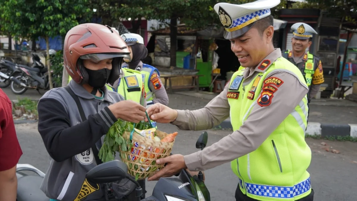 Apresiasi Pengguna Jalan Tertib, Satlantas Kendal Bagikan Helm dan Sayuran di Akhir Operasi Zebra Candi 2024