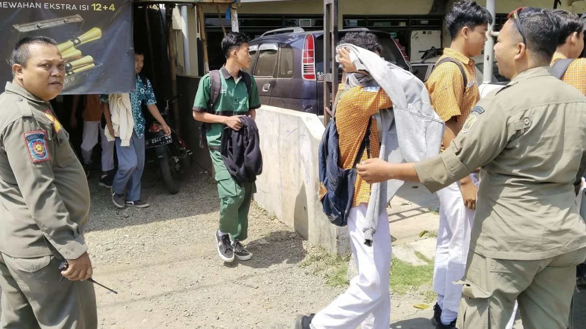 Belasan Pelajar Bolos Sekolah di Pekalongan Terjaring Razia Satpol PP