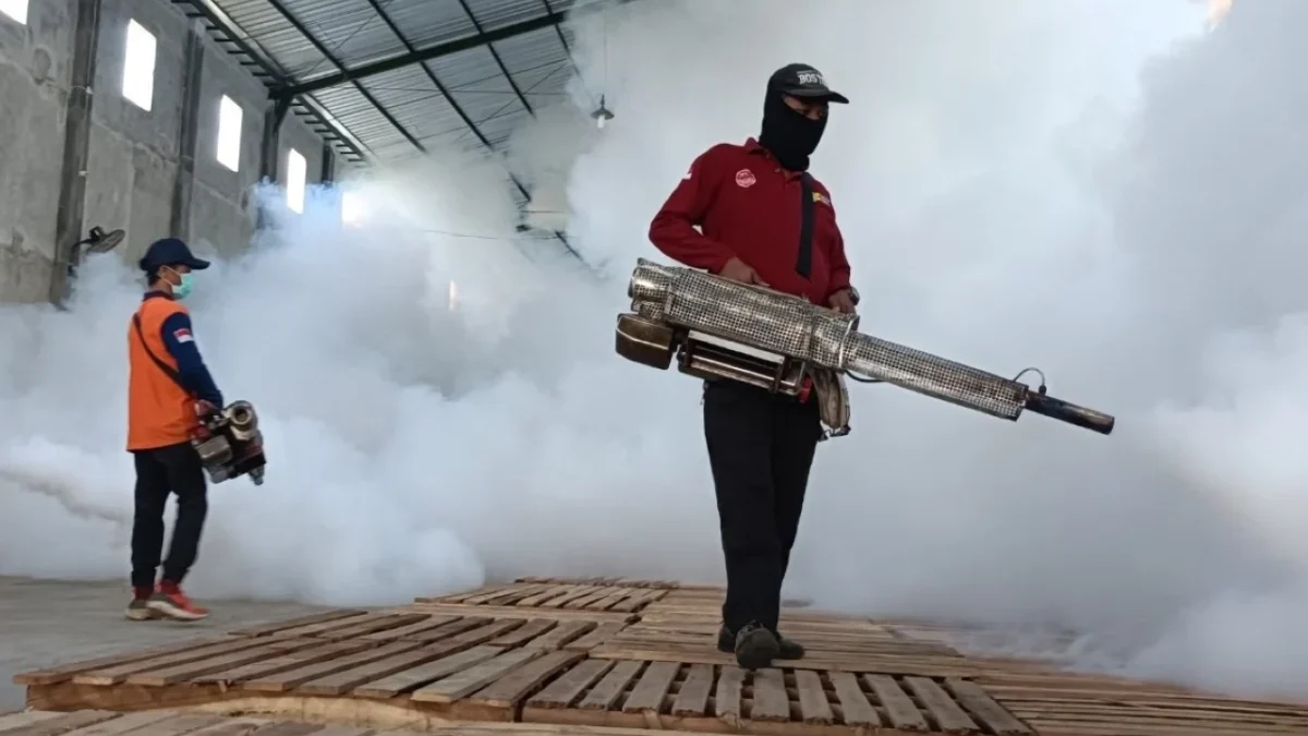 KPU Batang Intensif Lakukan Disinfeksi Gudang Logistik Pilkada, Cegah Kerusakan oleh Serangga