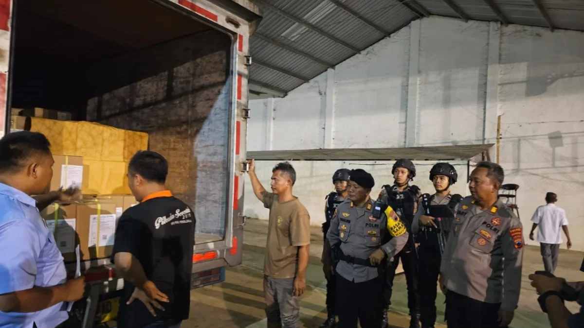 Logistik Pemilu 2024 Tiba di Karanganyar dengan Pengawalan Ketat dari Polres Pekalongan