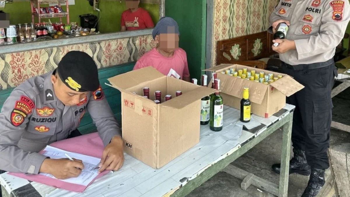 Operasi Cegah Miras, Polres Pekalongan Amankan Ratusan Botol di Sragi