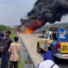 Sudah Ban Pecah, Truk Pengangkut 8 Ton Plastik Ini Malah Terbakar di Tol Semarang-Batang