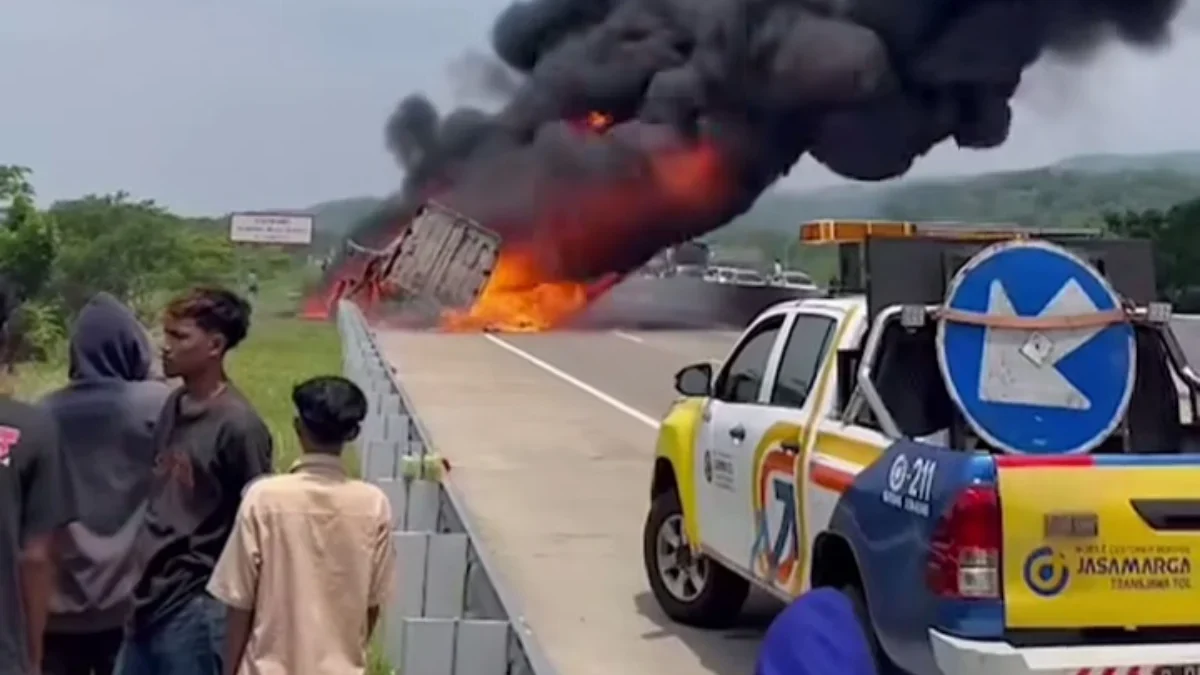 Sudah Ban Pecah, Truk Pengangkut 8 Ton Plastik Ini Malah Terbakar di Tol Semarang-Batang