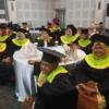 111 Lansia Pekalongan Diwisuda, Teladan Semangat Belajar di Usia Senja