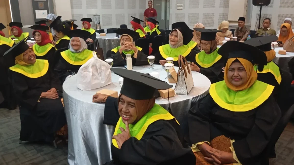 111 Lansia Pekalongan Diwisuda, Teladan Semangat Belajar di Usia Senja