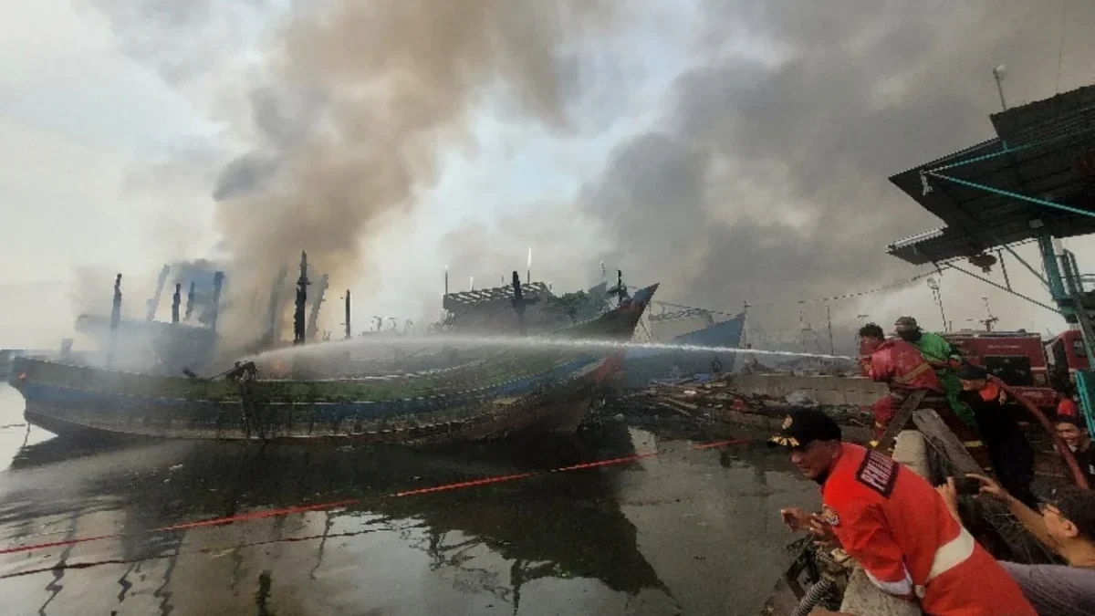 Belasan Kapal Ikan di Pekalongan Terbakar Hebat, Penyebab Diduga Korsleting Listrik