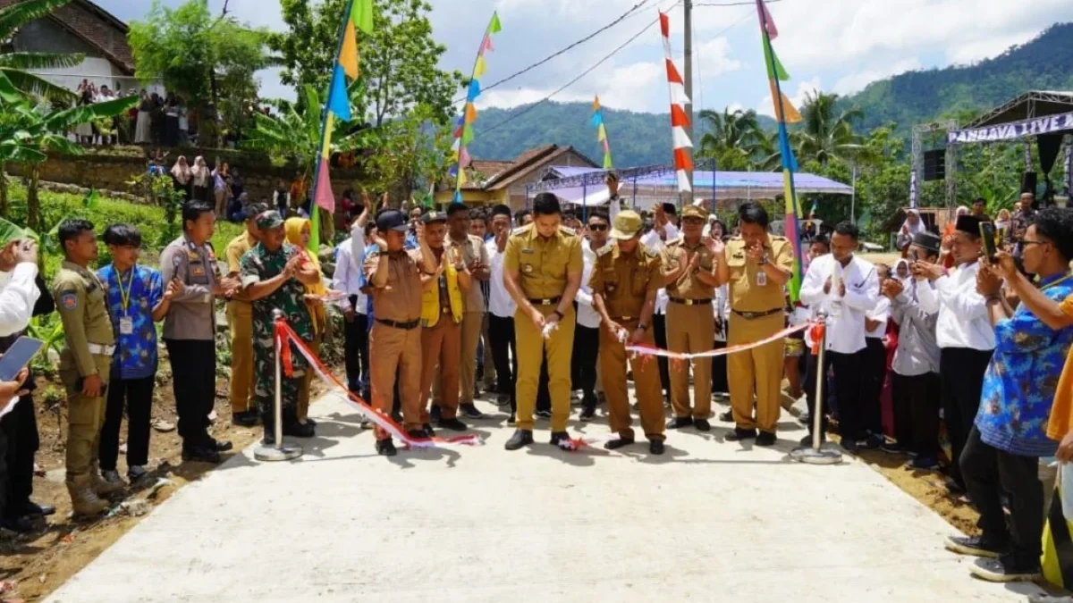 Jalan Desa Cening Dibangun Setelah Puluhan Tahun, Warga Sambut Positif Komitmen Bupati Dico