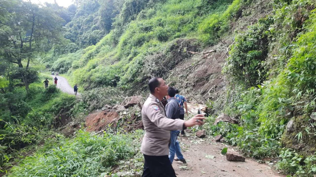 Longsor Bukit Gunung Lumbung Putus Total Jalur Poros Lambur-Wangkelang, Akses Warga Terganggu