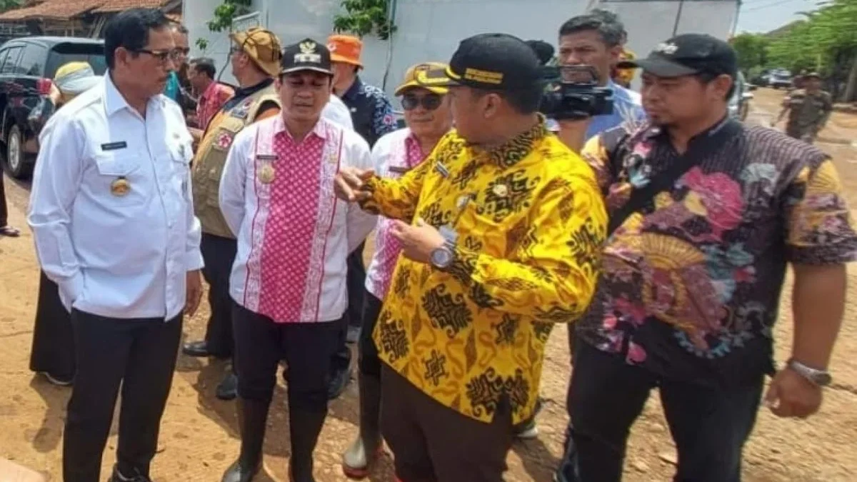 PJ Gubernur Jateng Tinjau Tanggul Jebol di Pekalongan, Salurkan Bantuan untuk Pengungsi