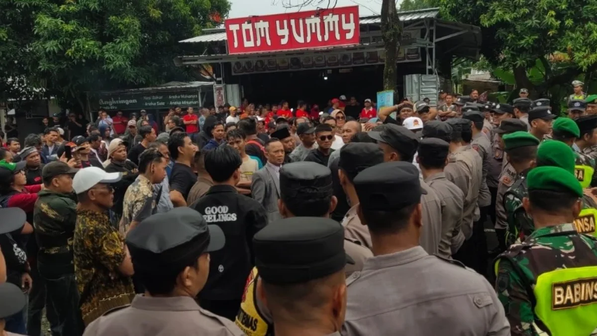 Ratusan Warga Geruduk Kantor KPU Kabupaten Pekalongan, Tuntut Kejelasan Kasus Pencatutan Nama di Ambokembang