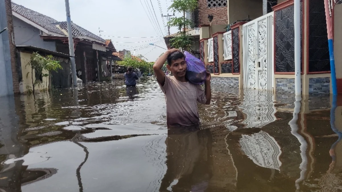 Ribuan Rumah Terendam Banjir, Ratusan Warga di Pekalongan Mengungsi Akibat Tanggul Jebol