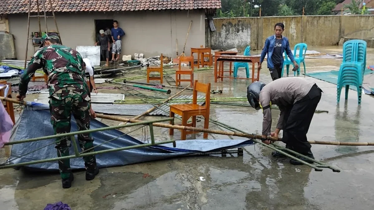 TPS Porak Poranda Diterjang Angin Kencang, Pemungutan Suara di Pagumenenganmas Tetap Berjalan Lancar