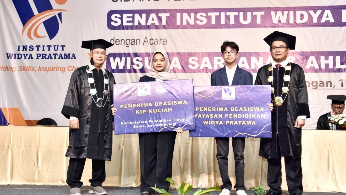 Wisuda Institut Widya Pratama